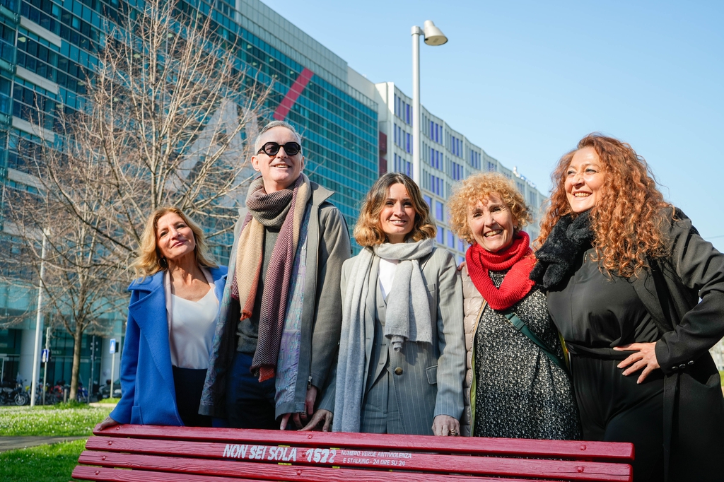 L'inaugurazione della panchina rossa